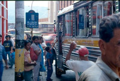 Paradero de buses Centro de Medellin 
Cehap 1992
Palabras clave: ESPACIO PUBLICO EN MEDELLIN