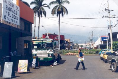 Calle de Barrio triste donde estan ubicados talleres de automoviles
Palabras clave: BARRIO TRISTE MEDELLIN ESPACIO PUBLICO