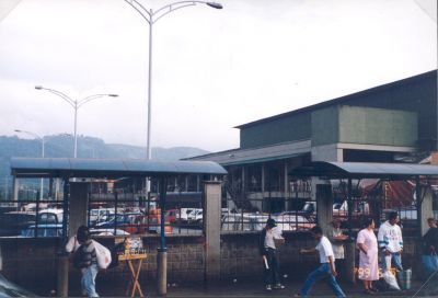 Exterior de la Plaza Minorista de Medellin
cehap 1999
Palabras clave: Espacio Publico