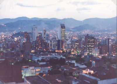 Panoramica del centro de Medellin al anochecer
cehap 1999
Palabras clave: PANORAMICAS MEDELLIN