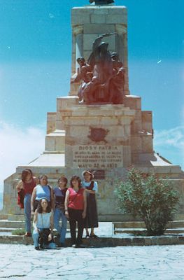 Foto de grupo en monumento de Lima Peru
Cehap-Forhum 2001
Palabras clave: LIMA