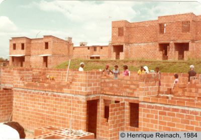 Vista general del  proyecto de autoconstrucción en Vila Nova Cachoeirinha
Henrique Reinach, 1984
Palabras clave: Autoconstrucción Vivienda Sao Paulo Brasil