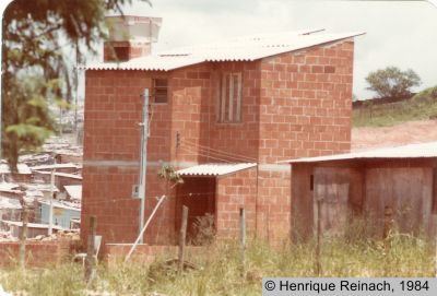 Viviendas del proyecto de autoconstrucción  en Vila Nova Cachoeirinha
Henrique Reinach, 1984
Palabras clave: Autoconstrucción Vivienda Sao Paulo Brasil