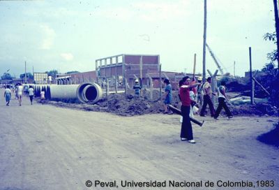 Inicio de obras en el programa de viviendas en el Barrio El Poblado Cali
Peval, 1983
Palabras clave: Barrio El Poblado Cali Viviendas Lotes y servicios Materiales de construcción