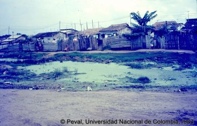 Precariedad de las viviendas en el Barrio El Poblado Cali
Peval, 1983
Palabras clave: Barrio El Poblado Cali Viviendas Salubridad