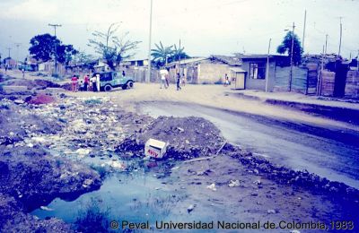 Precariedad de las viviendas en el Barrio El Poblado Cali
Peval, 1983
Palabras clave: Barrio El Poblado Cali Viviendas Basuras Salubridad