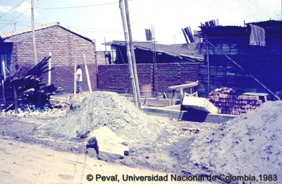 Materiales de construcción en afueras de viviendas en el Barrio El Poblado Cali
Peval, 1983
Palabras clave: Barrio El Poblado Cali Viviendas Materiales de construcción