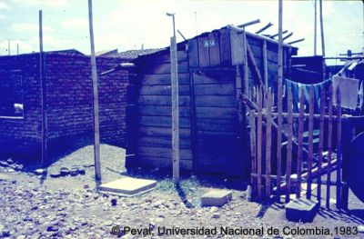 Precariedad de las viviendas en el Barrio El Poblado Cali
Peval, 1983
Palabras clave: Barrio El Poblado Cali Viviendas