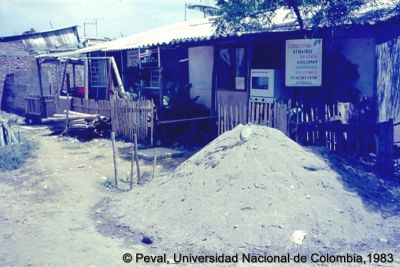 Materiales de construcción en afueras de viviendas
Peval, 1983
Palabras clave: Barrio El Poblado Cali Viviendas