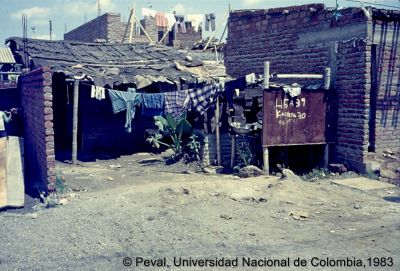 Precariedad de las viviendas en el Barrio El Poblado Cali
Peval, 1983
Palabras clave: Barrio El Poblado Cali Viviendas