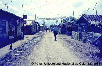 Vías de acceso en el barrio El Poblado de Cali
Peval, 1983
Palabras clave: Barrio El Poblado Cali Viviendas