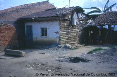 Precariedad de las viviendas en el Barrio El Poblado Cali
Peval, 1983
Palabras clave: Barrio El Poblado Cali Viviendas