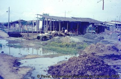 Precariedad de las viviendas en el Barrio El Poblado Cali
Peval, 1983
Palabras clave: Barrio El Poblado Cali Viviendas