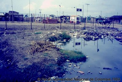 Precariedad de las viviendas en el Barrio El Poblado Cali
Peval, 1983
Palabras clave: Barrio El Poblado Cali Viviendas Salubridad Basuras
