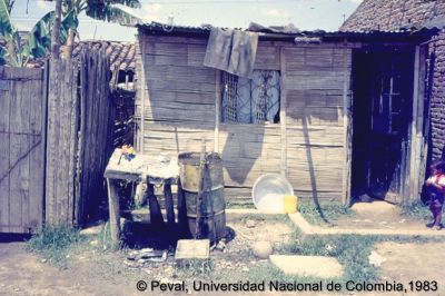 Lavadero en las afueras de la vivienda en el Barrio El Poblado Cali
Peval, 1983
Palabras clave: Barrio El Poblado Cali Viviendas Agua potable Servicios Públicos
