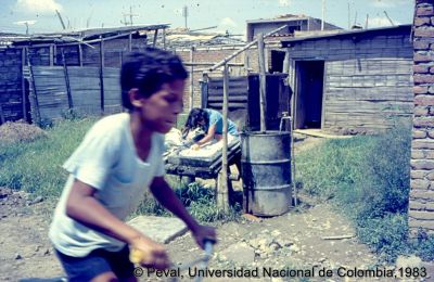 Precariedad de las viviendas en el Barrio El Poblado Cali
Peval, 1983
Palabras clave: Barrio El Poblado Cali Viviendas
