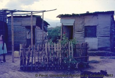 Precariedad de las viviendas en el Barrio El Poblado Cali
Peval, 1983
Palabras clave: Barrio El Poblado Cali Viviendas