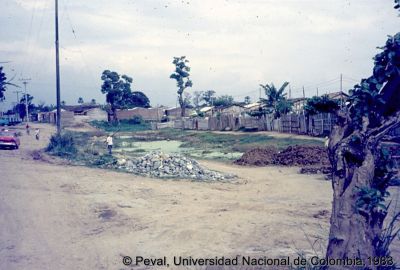 Precariedad de las viviendas en el Barrio El Poblado Cali
Peval, 1983
Palabras clave: Barrio El Poblado Cali Viviendas