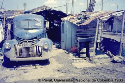 Precariedad de las viviendas en el Barrio El Poblado Cali
Peval, 1983
Palabras clave: Barrio El Poblado Cali Viviendas