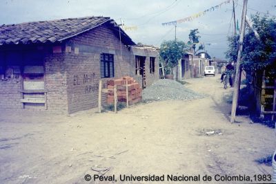 Materiales de construcción en las afueras de viviendas en el Barrio El Poblado de Cali
Peval, 1983
Palabras clave: Barrio El Poblado Cali Viviendas