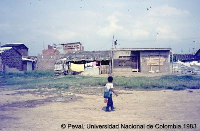 Precariedad de las viviendas en el Barrio El Poblado Cali
Peval, 1983
Palabras clave: Barrio El Poblado Cali Viviendas