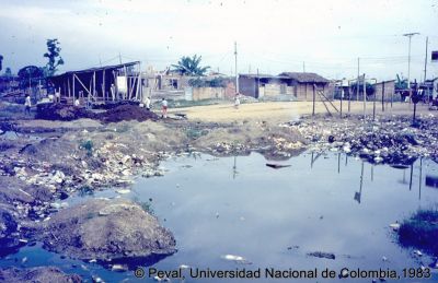 Precariedad de las viviendas en el Barrio El Poblado Cali
Peval, 1983
Palabras clave: Barrio El Poblado Cali Viviendas Basuras Salubridad