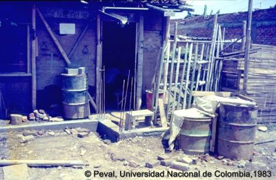 Cimientos en vivienda en el Barrio El Poblado de Cali
Peval, 1983
Palabras clave: Barrio El Poblado Cali Viviendas