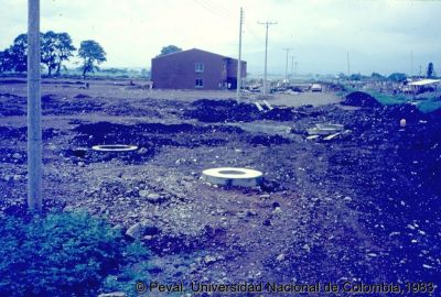Inicio de obras del programa de construcción de viviendas en el Barrio El Vallado Cali
Peval, 1983
Palabras clave: Barrio el Vallado Cali Viviendas Lotes y servicios