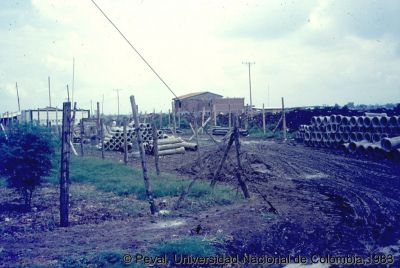 Inicio de obras del programa de construcción de viviendas en el Barrio El Vallado Cali
Peval, 1983
Palabras clave: Barrio el Vallado Cali Viviendas Lotes y servicios