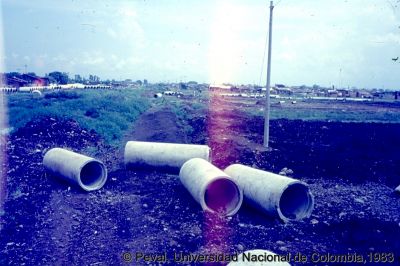 Inicio de obras del programa de construcción de viviendas en el Barrio El Vallado Cali
Peval, 1983
Palabras clave: Barrio el Vallado Cali Viviendas