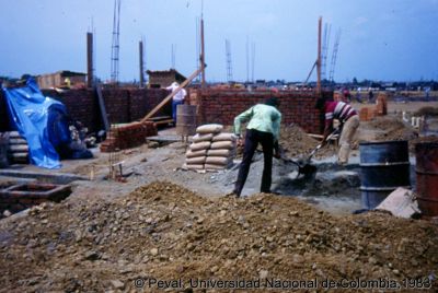 Participación de la comunidad en la autoconstrucción de las viviendas en el Barrio El Vallado Cali
Peval, 1983
Palabras clave: Barrio el Vallado Cali Autoconstrucción Viviendas
