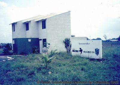 Valla publicitaria "Bienvenidos Seguros Bolivar - Holgunes S.A"
Peval, 1983
Palabras clave: Barrio el Vallado Cali
