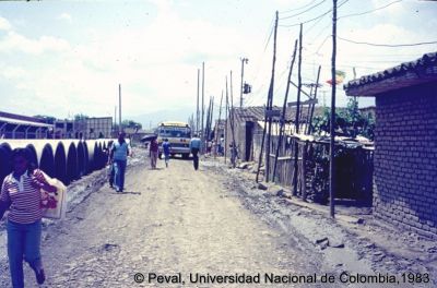 Inicio de obras del programa de construcción de viviendas en el Barrio El Vallado Cali
Peval, 1983
Palabras clave: Barrio el Vallado Cali Viviendas