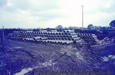 Inicio de obras del programa de construcción de viviendas en el Barrio El Vallado Cali
Peval, 1983
Palabras clave: Barrio el Vallado Cali Viviendas Lotes y servicios
