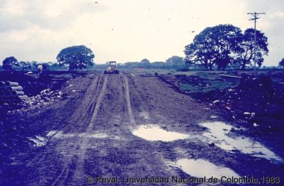 Inicios de obras del programa de construcción de vivienda en el Barrio El Vallado Cali
Peval, 1983
Palabras clave: Barrio el Vallado Cali Viviendas Lotes y servicios