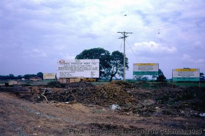 Valla publicitaria del programa de vivienda en el Barrio El Vallado financiado por el Banco  Central Hipotecario, Proyecto piloto para una célula de desarrollo urbano
Peval, 1983
Palabras clave: Barrio el Vallado Cali Viviendas