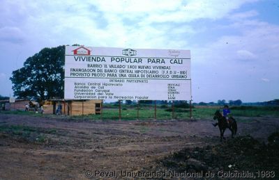 Valla publicitaria del programa de vivienda en el Barrio El Vallado financiado por el Banco  Central Hipotecario, Proyecto piloto para una célula de desarrollo urbano
Peval, 1983
Palabras clave: Barrio el Vallado Cali Viviendas