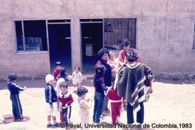 Habitantes beneficiarios del programa de vivienda
Peval, 1983
Palabras clave: Autoconstrucción Viviendas Marandua Bogota