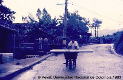 Transporte de materiales de construcción
Peval, 1983
Palabras clave: Autoconstrucción Viviendas Marandua Bogota