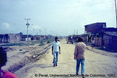 Vías en el barrio Petecuy de Cali en 1983
Peval, 1983
Palabras clave: Calles Barrios Informales Petecuy Cali