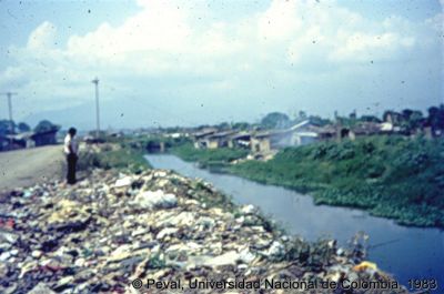Orilla de la quebrada en el barrio Petecuy de Cali
Peval, 1983
Palabras clave: Quebras Basuras Barrios Populares Cali