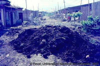 Calles sin pavimentar en el Barrio Petecuy de Cali
Peval, 1983
Palabras clave: Vias Calles Barrios Populares Cali
