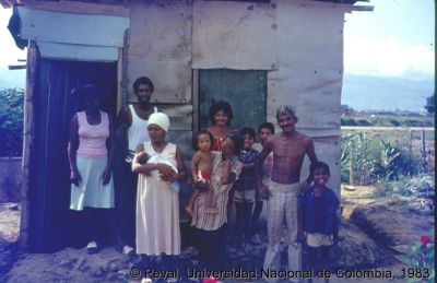 Familia en afueras de su vivienda 
Peval, 1983
Palabras clave: Barrio Petecuy Cali