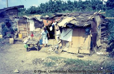 Precariedad de las viviendas en el Barrio Petecuy de Cali
Peval, 1983
Palabras clave: Viviendas de carton Barrio Petecuy Cali