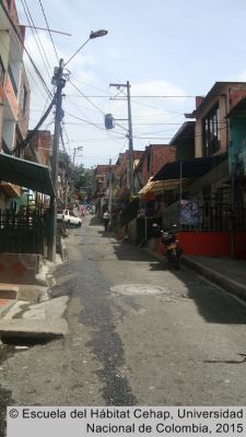 Calle típica del Barrio Doce de Octubre de Medellín
Cehap, 2015
Palabras clave: Barrios Calles Estructura urbana