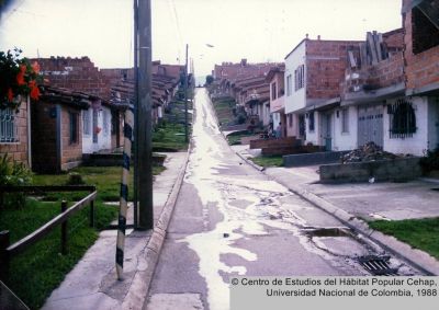 Proyecto de vivienda de un nivel en ladrillo en Itagui, en algunas viviendas se notan modificaciones al tipo base
Cehap, 1988
Palabras clave: Vivienda Itagui