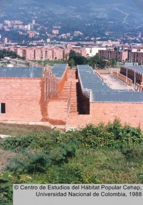 Proyecto de vivienda masiva de clase media de dos niveles
Cehap, 1988
Palabras clave: Vivienda Itagui