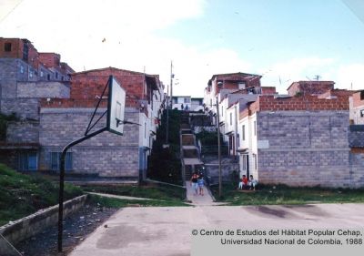 Viviendas en Itagui de dos niveles escalonadas a contrapendiente
Cehap, 1988
Palabras clave: Vivienda Itagui