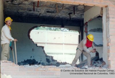 Obreros en proceso de demolición de la plaza de mercado de Castilla
Cehap, 1993
Palabras clave: Infraestructura Demoliciones Barrio Castilla