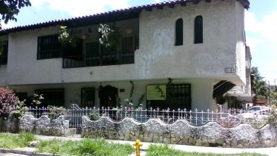 Vivienda tradicional de clase media en Barrio Fatima con cartel de curaduría (próxima remodelar)
Cehap, 2015
Palabras clave: Vivienda patrimonial Belen
